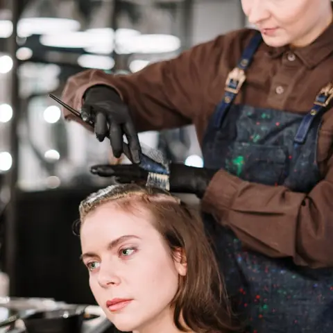 Coloration en salon de coiffure